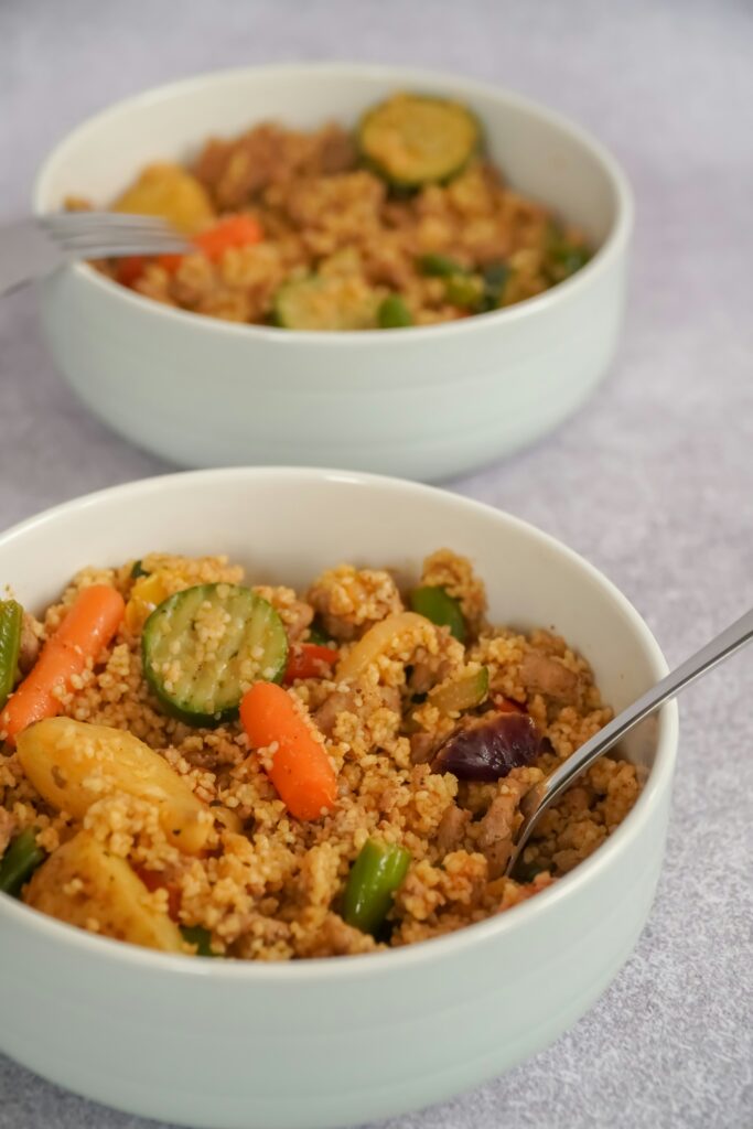 How to Cook Quinoa in a Rice Cooker covering rinsing quinoa, water ratios, rice cooker settings, cooking tips, and healthy recipes.